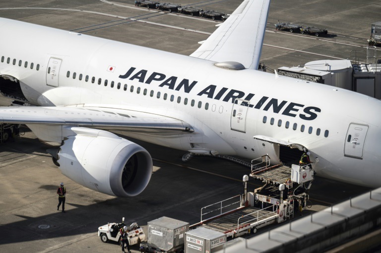 طائرة تابعة للخطوط اليابانية في مطار هانيدا بطوكيو في 8 تشرين الثاني/نوفمبر 2021 (ا ف ب)