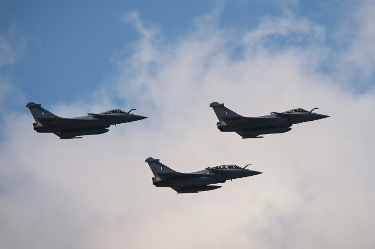 ثلاث مقاتلات رافال تحلق فوق اثينا في 19 كانون الثاني/يناير 2022 (ا ف ب)
