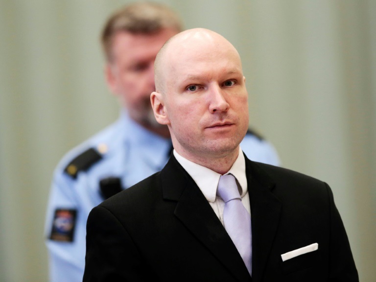اليميني المتطرف أندرس بهرينغ بريفيك أمام المحكمة في سجن سكيين في النروج في 18 آذار/مارس 2016 (ا ف ب)