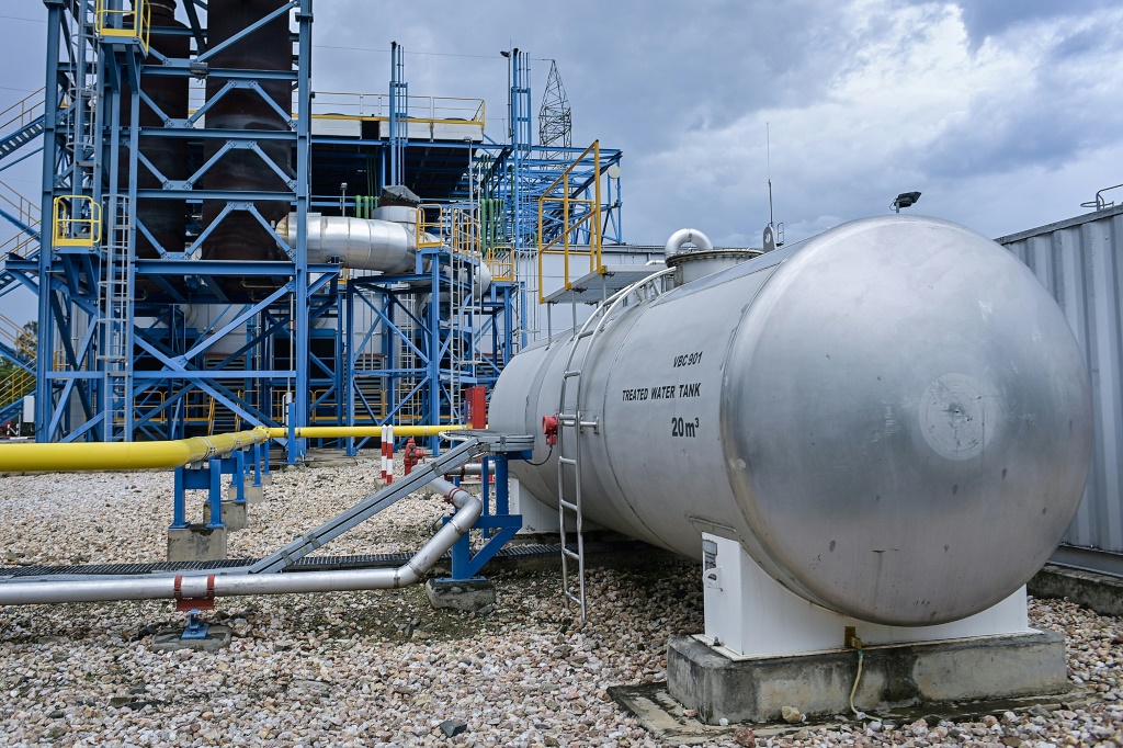 يُرسل الميثان المستخرج عبر خط أنابيب إلى منشأة برية في رواندا ، حيث يتم تحويل الغاز إلى كهرباء (ا ف ب)