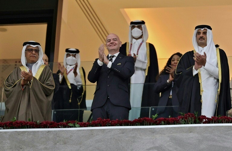 انتقل رئيس "فيفا" جاني إنفانتينو (وسط) إلى قطر بشكل موقت قبل كأس العالم 2022 في الدوحة في وقت سابق من هذا العام (ا ف ب)