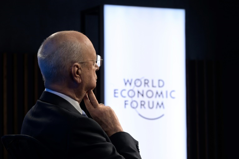 مؤسس المنتدى الاقتصادي العالمي ورئيسه التنفيذي كلاوس شواب في افتتاح الجلسات الافتراضية لوضع جدول أعمال المنتدى في 17 كانون الثاني/يناير 2022 (ا ف ب)