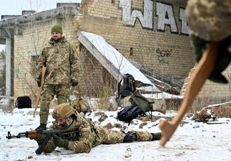 صورة مؤرخة في 25 كانون لأول/ديسمبر 2021 لجنود احتياط يتدربون في كييف(ا ف ب)