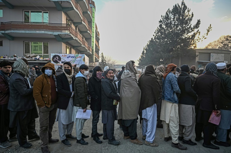 صورة مؤرخة في 19 كانون الاول/ديسمبر 2021 لطوابير شكّلها أفغان أمام مكتب إصدار جوازات السفر في كابول (ا ف ب)