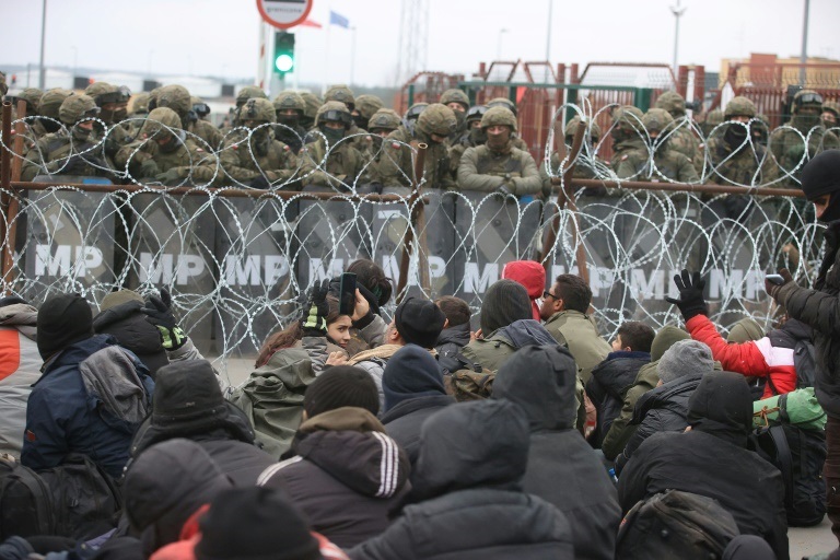 مهاجرون محتشدون على حدود بيلاروس مع بولندا قرب معبر كوشنيتسا في 15 تشرين الثاني/نوفمبر 2021 (ا ف ب)