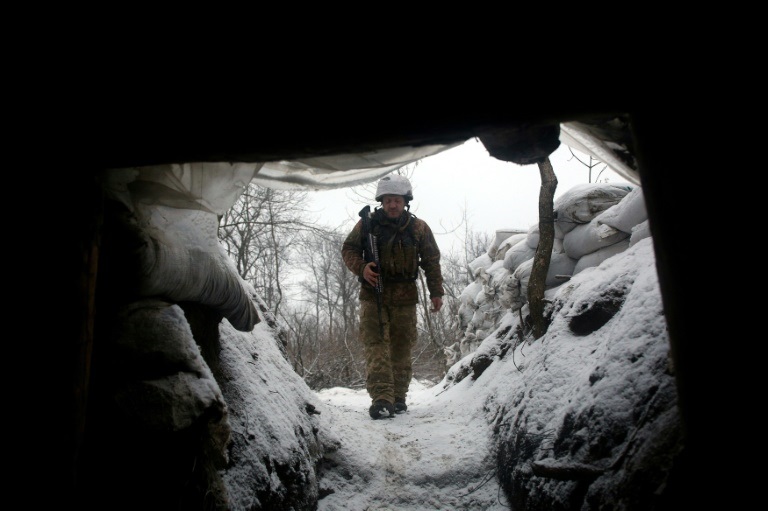 صورة مؤرخة في 21 كانون الثاني/يناير 2022 لجندي أوكراني في خندق في منطقة لوغانسك (ا ف ب)