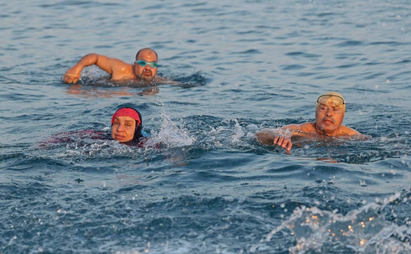  ممارسة السباحة ضمن فعالية دعا إليها تجمّع يُطلق على نفسه اسم “عشاق وهواة السباحة في غزة (تويتر)