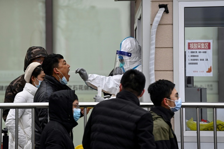 فحص رجل للكشف عن كوفيد-19 في بكين في 21 كانون الثاني/يناير 2022 (ا ف ب)