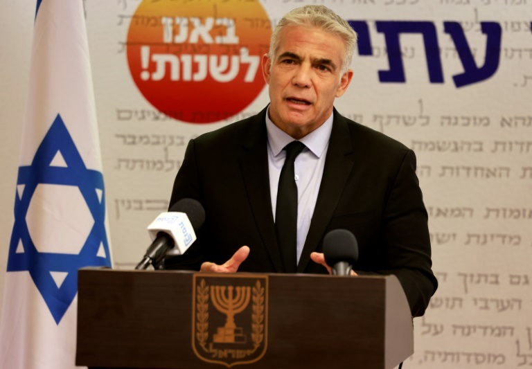 وزير الخارجية الاسرائيلي يائير لبيد خلال اجتماع حزبي في الكنيست، في 4 تموز/يوليو 2021 (ا ف ب)