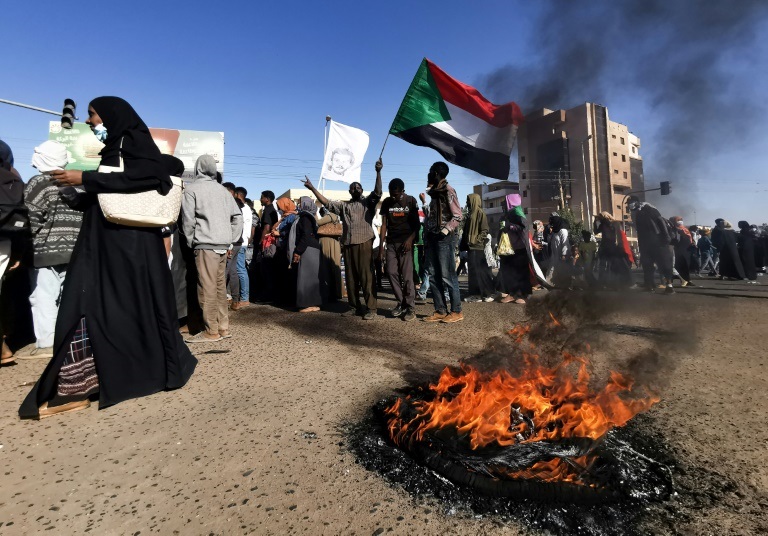 تظاهرة في الخرطوم للتنيدي بقمع المحتدين المناهضين للانقلاب في 20 كانون الثاني/يناير 2022 (ا ف ب)