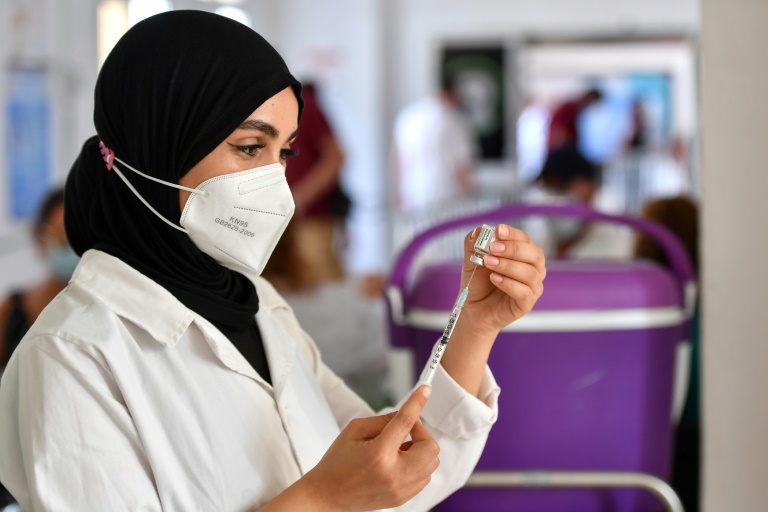 ممرضة تحضر جرعة من اللقاح المضاد لكوفيد في مركز للتطعيم في منطقة قرب العاصمة التونسية بتاريخ 8 آب/اغسطس 2021(ا ف ب)