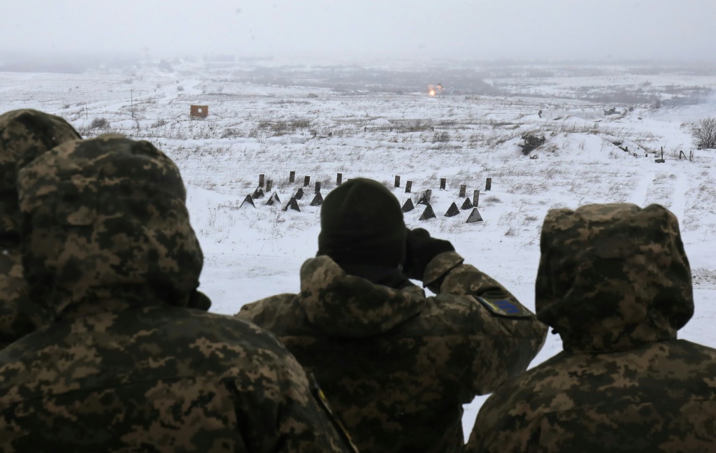 جنود أوكرانيون يشاركون في تدريبات عسكرية قرب مدينة لفيف (غرب) في 28 يناير 2022  (ا ف ب)