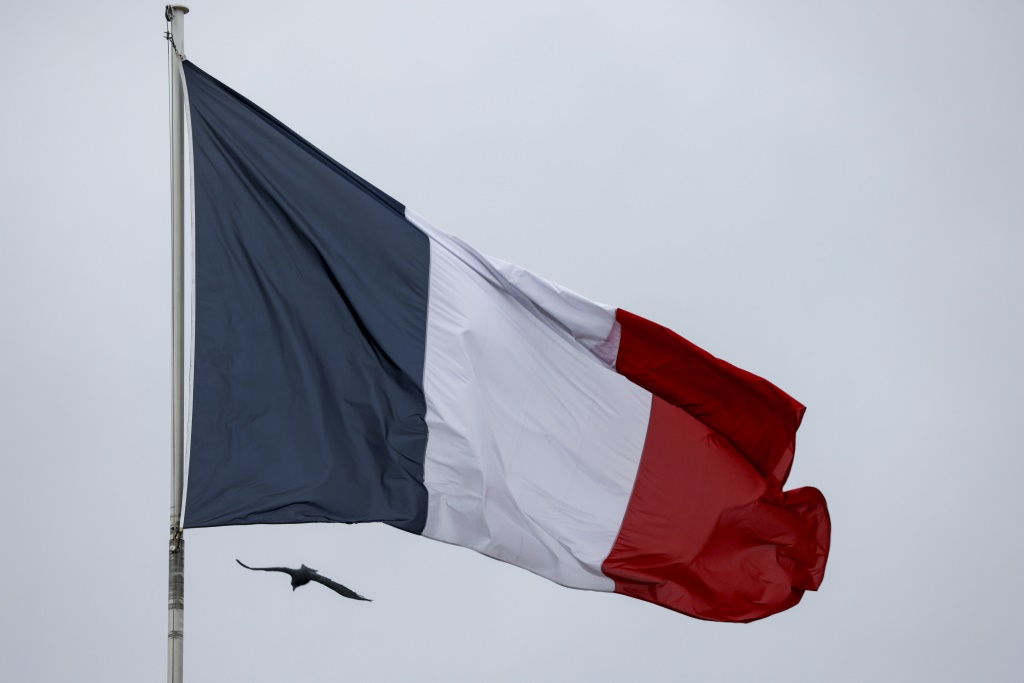 علم فرنسا يرفرف أمام قصر الإليزيه في 13 كانون الثاني/يناير 2021(ا ف ب)