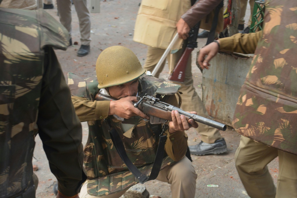 جندي يطلق النار على متظاهرين في احتجاجات في الهند في 20 كانون الأول/ديسمبر 2019 (ا ف ب)