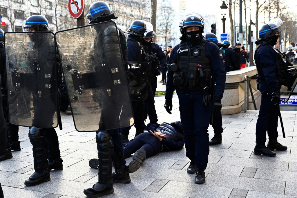 الشرطة الفرنسية توقف متظاهراً في الشانزيليزيه في 12 شباط/فبراير 2022 بعد وصول "مواكب الحرية" إلى باريس(ا ف ب)