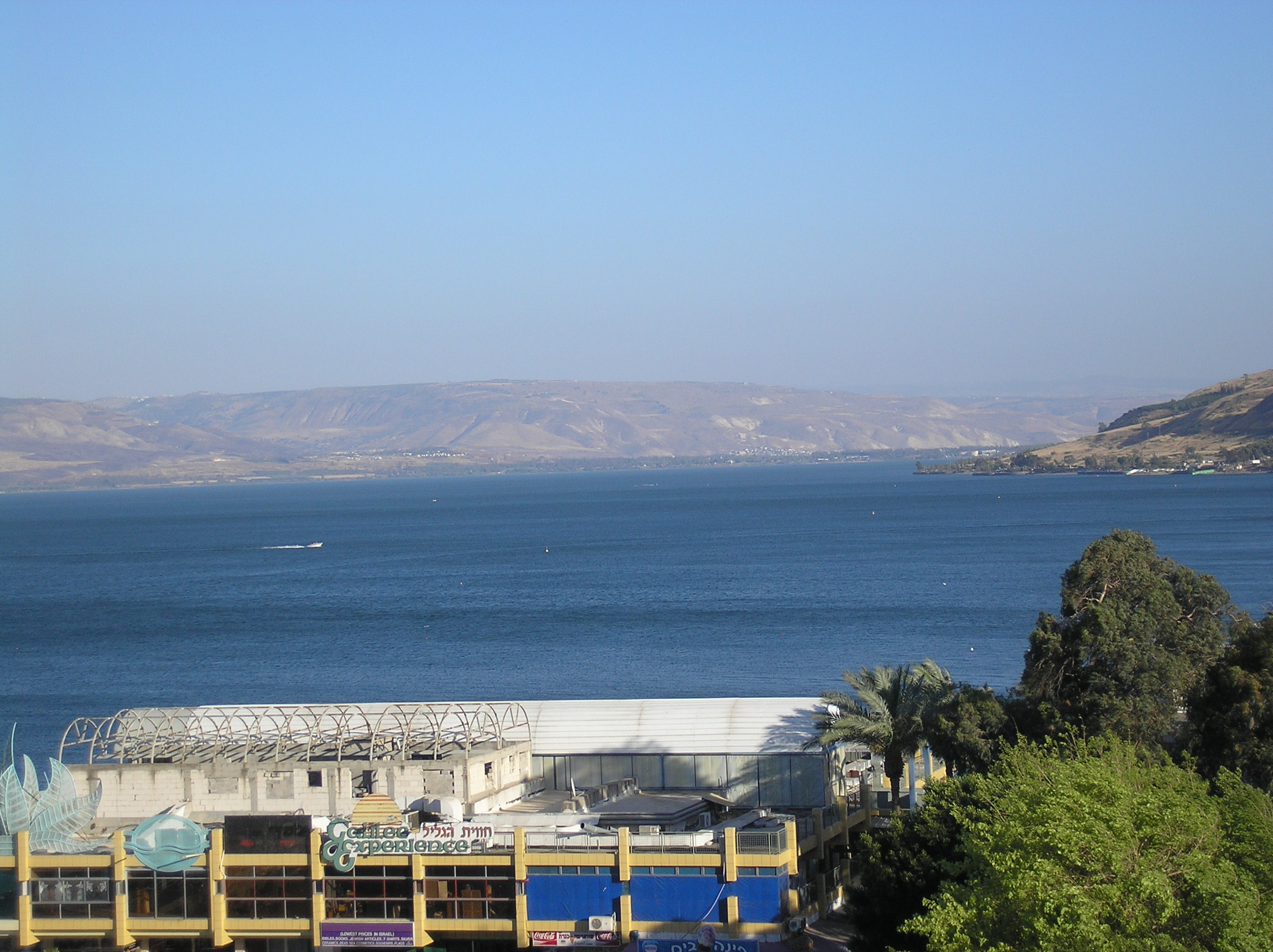 منظر إلى بحيرة طبريا من أحد شواطئها-ويكيبيديا