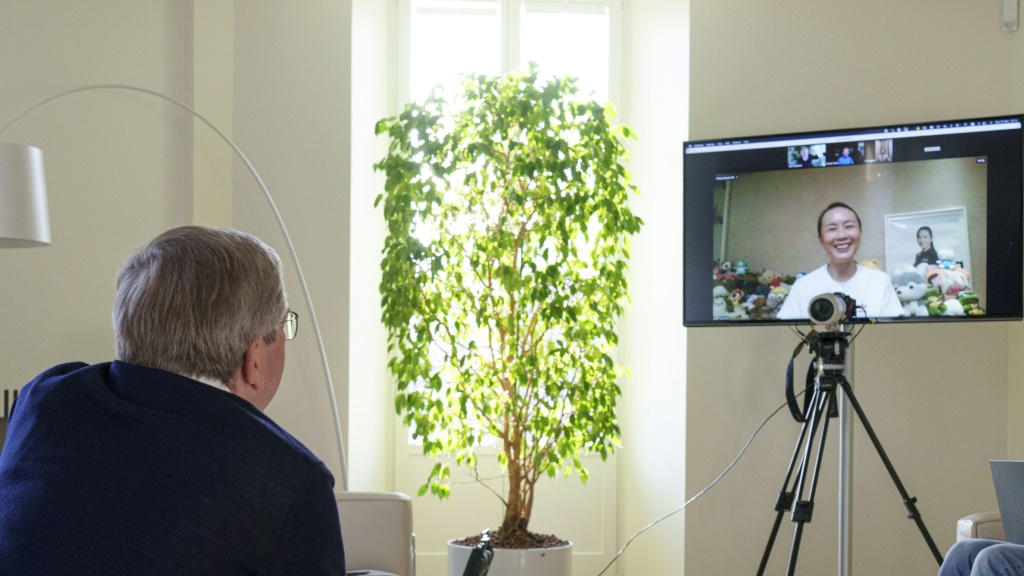 رئيس اللجنة الأولمبية الدولية الالماني توماس باخ (إلى اليسار) خلال مقابلة عبر الفيديو مع لاعبة المضرب الصينية بينغ شواي في 21 تشرين الثاني/نوفمبر 2021 (ا ف ب)