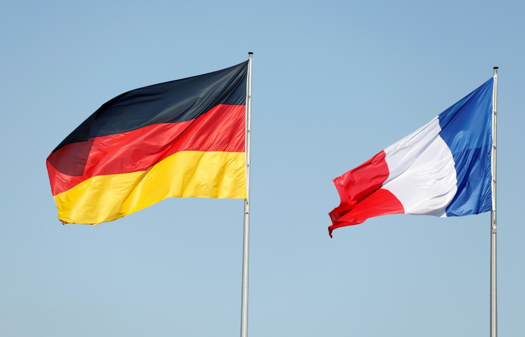 علما فرنسا وألمانيا يرفرفان أمام مقر المستشارية الألمانية في برلين في 18 حزيران/يونيو 2021(ا ف ب)