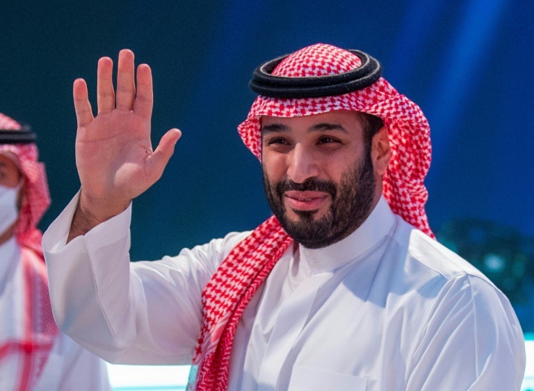 صورة وزعها الديوان الملكي السعودي تظهر ولي العهد الأمير محمد بن سلمان يحيي الحضور أثناء حضوره مؤتمر "مبادرة مستقبل الاستثمار" في الرياض في 26 تشرين الأول/أكتوبر 2021( اف ب)