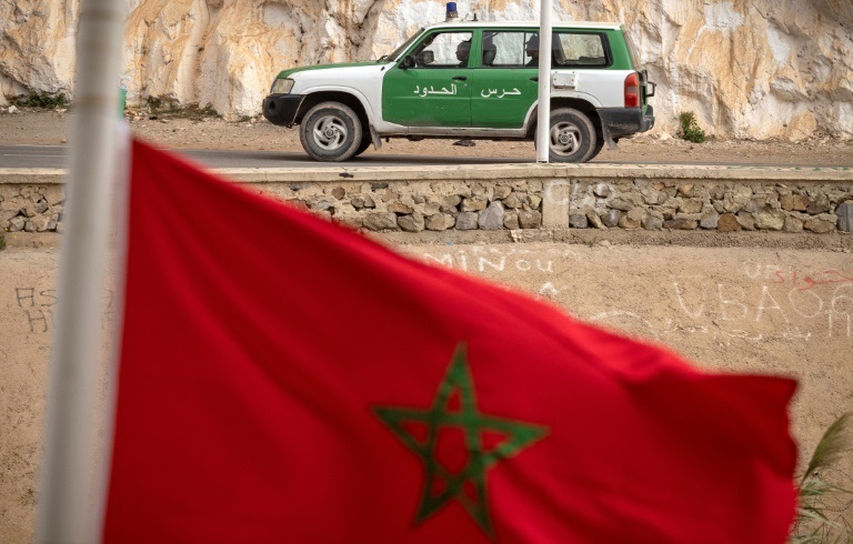 لقطة من منطقة وجدة المغربية الحدودية تظهر دورية جزائرية في الجانب الآخر من الحدود في الرابع من تشرين الثاني/نوفمبر 2021 (ا ف ب)
