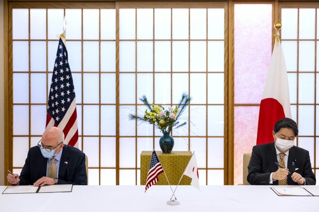 وزير الخارجية الياباني يوشيماسا هاياشي والقائم بأعمال السفارة الأميركية في اليابان رايموند غرين يوقعان اتفاقاً جديدة بين البلدين في 7 كانون الثاني/يناير 2022(ا ف ب)