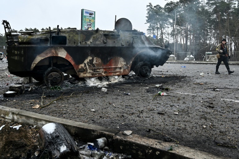 دبابة روسية محترقة تعرضت لقصف أوكراني مميت (ا ف ب)