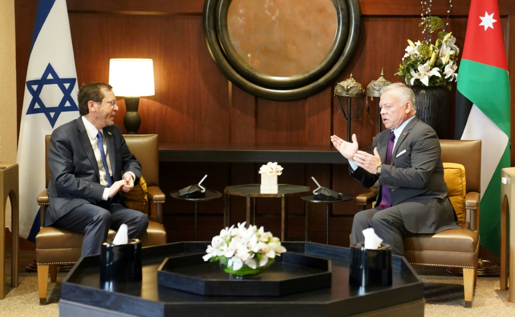 صورة نشرها القصر الملكي الأردني تظهر العاهل الأردني الملك عبد الله الثاني والرئيس الإسرائيلي إسحاق هرتسوغ خلال اجتماع في العاصمة عمان (أ ف ب)