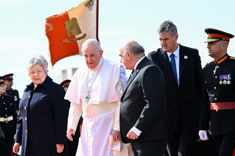 رئيس مالطا جورج فيلا وزوجتة ميريام فيلا في استقبال البابا فرنسيس لدى وصوله المطار في فاليتا، السبت الثاني من نيسان/أبريل 2022 (ا ف ب)