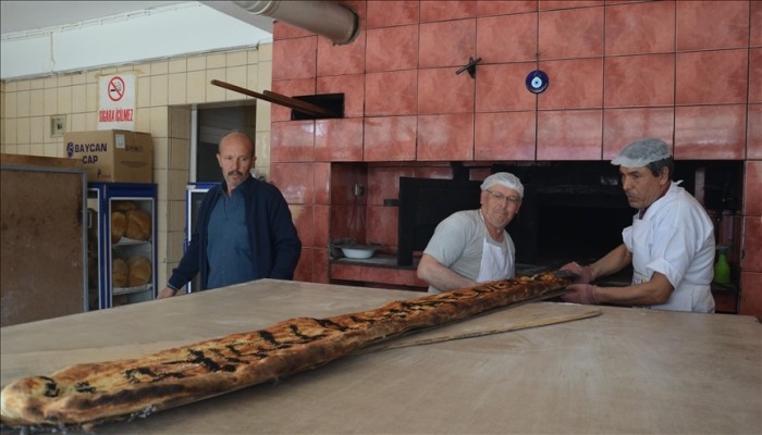 اشترى رئيس بلدية ديميرجي في مانيسا "سلامي سلجوق" الخبز (الأناضول)