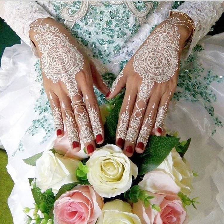 نقش حناء بيضاء بالورود للعروس الخليجية- الصورة من صفحة whitehenna على إنستغرام