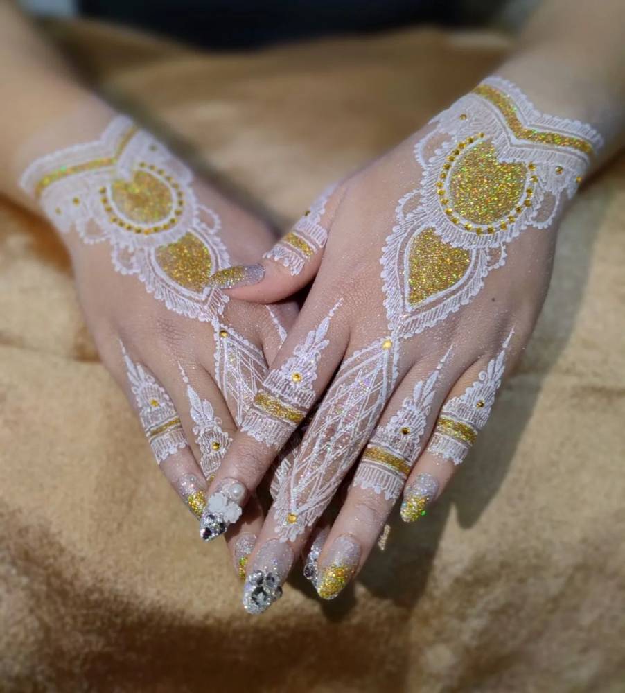 قش حناء بيضاء مُزينة بالفصوص للعروس الخليجية- الصورة من صفحة alish alkhalishenna على إنستغرام