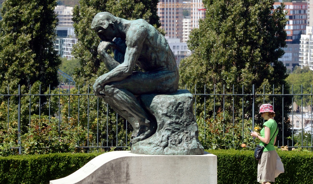 نسخة من تمثال "المفكر" للنحات أوغوست رودان (ا ف ب)