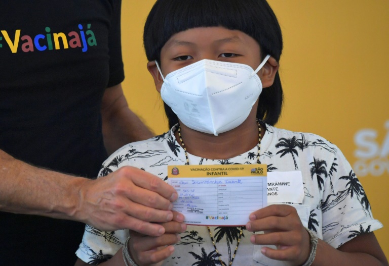 دافي سيريمراميوي زافانتي، أول طفل برازيلي يتلقى اللقاح خلال حفل رسمي في مستشفى عيادات ساو باولو في 14 كانون الثاني/يناير 2022(ا ف ب)