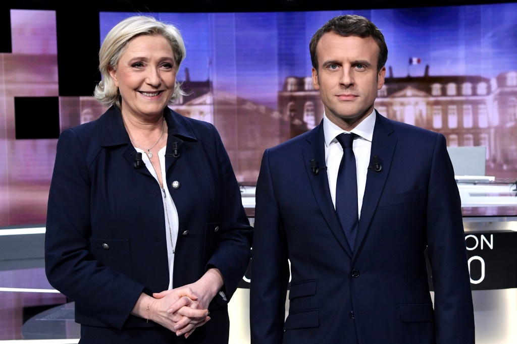 المرشحان في الدورة الثانية للانتخابات الرئاسية الفرنسية مارين لوبن وإيمانويل ماكرون في باريس بتاريخ 3 أيار / مايو 2017 (ا ف ب)