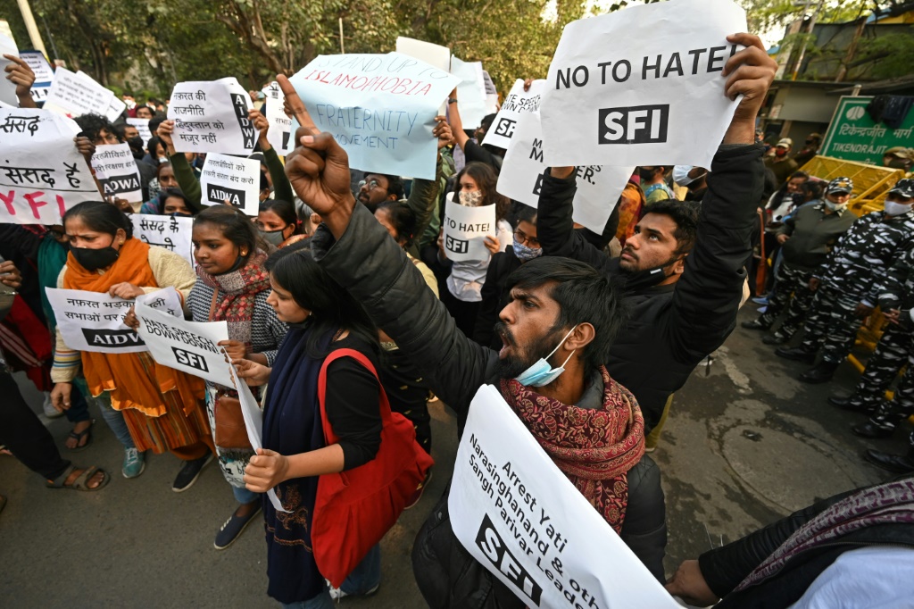 المتظاهرون يعارضون العنف الديني في اجتماع حاشد في ديسمبر 2021 في نيودلهي بعد أن فتحت الشرطة الهندية تحقيقا في حدث دعا فيه متشددون هندوس إلى قتل جماعي للأقلية المسلمة (أ ف ب)