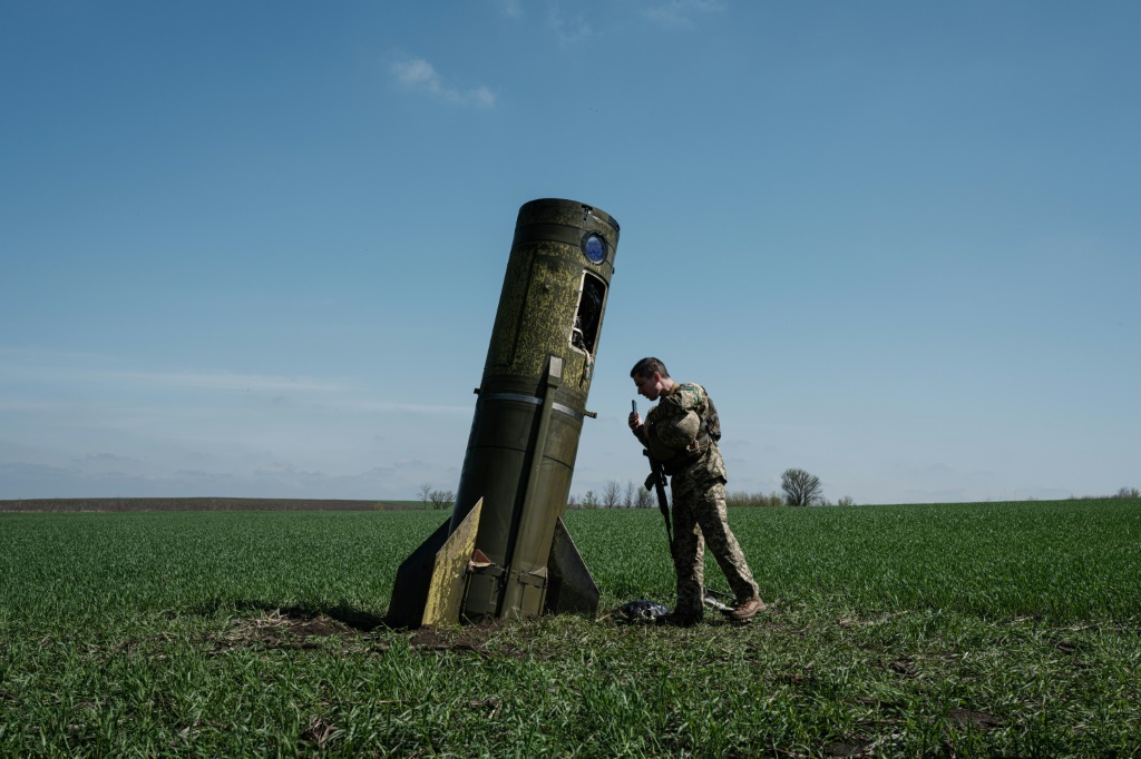طابق من صاروخ بالستي روسي سقط في حقل في بوهوداروف في شرق أوكرانيا في 25 نيسان/أبريل 2022 (ا ف ب)