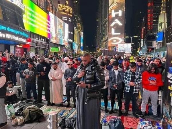 المسلمون في تايمز سكوير بمدينة نيويورك نظموا وجبة إفطار وأدوا صلاة التراويح اختفاءً بقدوم شهر رمضان (تواصل اجتماعي)