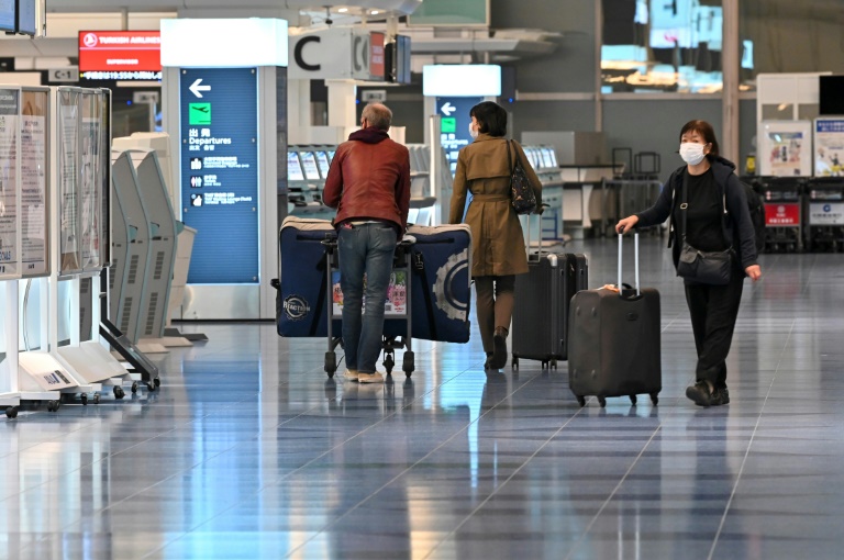 مشهد عام من قاعات المغادرة بمطار هانيدا الدولي في طوكيو في الأول من كانون الأول/يناير 2021(ا ف ب)