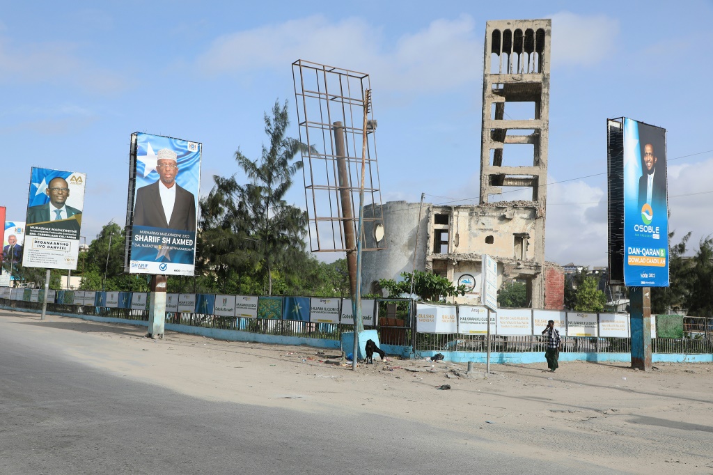    صور لمرشحين في انتخابات الصومال في شارع في مقديشو بتاريخ 13 أيار/مايو 2022 (أ ف ب)   
