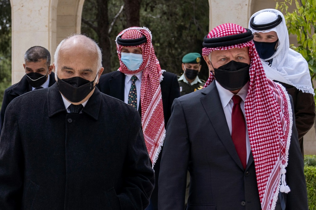  العاهل الأردني الملك عبد الله الثاني (إلى اليمين) وولي العهد السابق حمزة (في الوسط) وعمهم الأمير حسن بن طلال (إلى اليسار) يصلون إلى قصر رغدان في عمان في 11 أبريل 2021 (أ ف ب)  