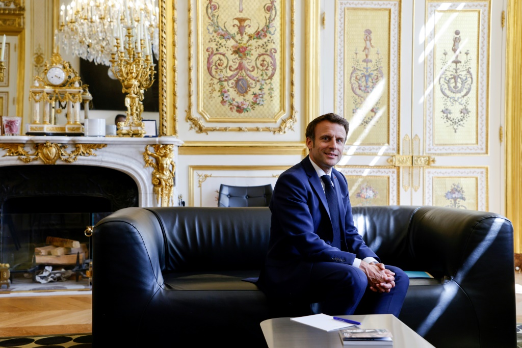    أعيد انتخاب الرئيس الفرنسي إيمانويل ماكرون الشهر الماضي ويمهد الطريق لإجراء انتخابات برلمانية الشهر المقبل (أ ف ب)   
