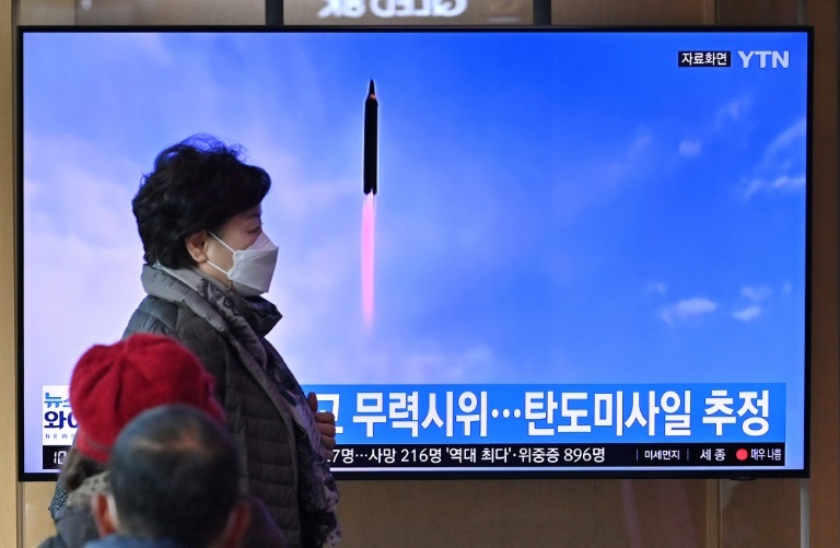 شاشة تلفاز تظهر لقطة من الارشيف لاختبار صاروخي كوري شمالي في سيول بتاريخ 5 آذار/مارس 2022 (ا ف ب)