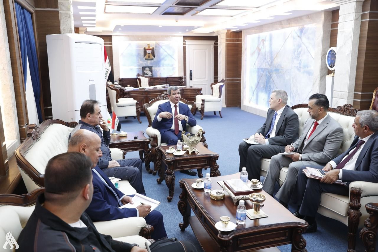 وزير النفط العراقي رئيس المجلس الوزاري للطاقة إحسان عبد الجبار خلال اجتماع بوزارة النفط (واع)
