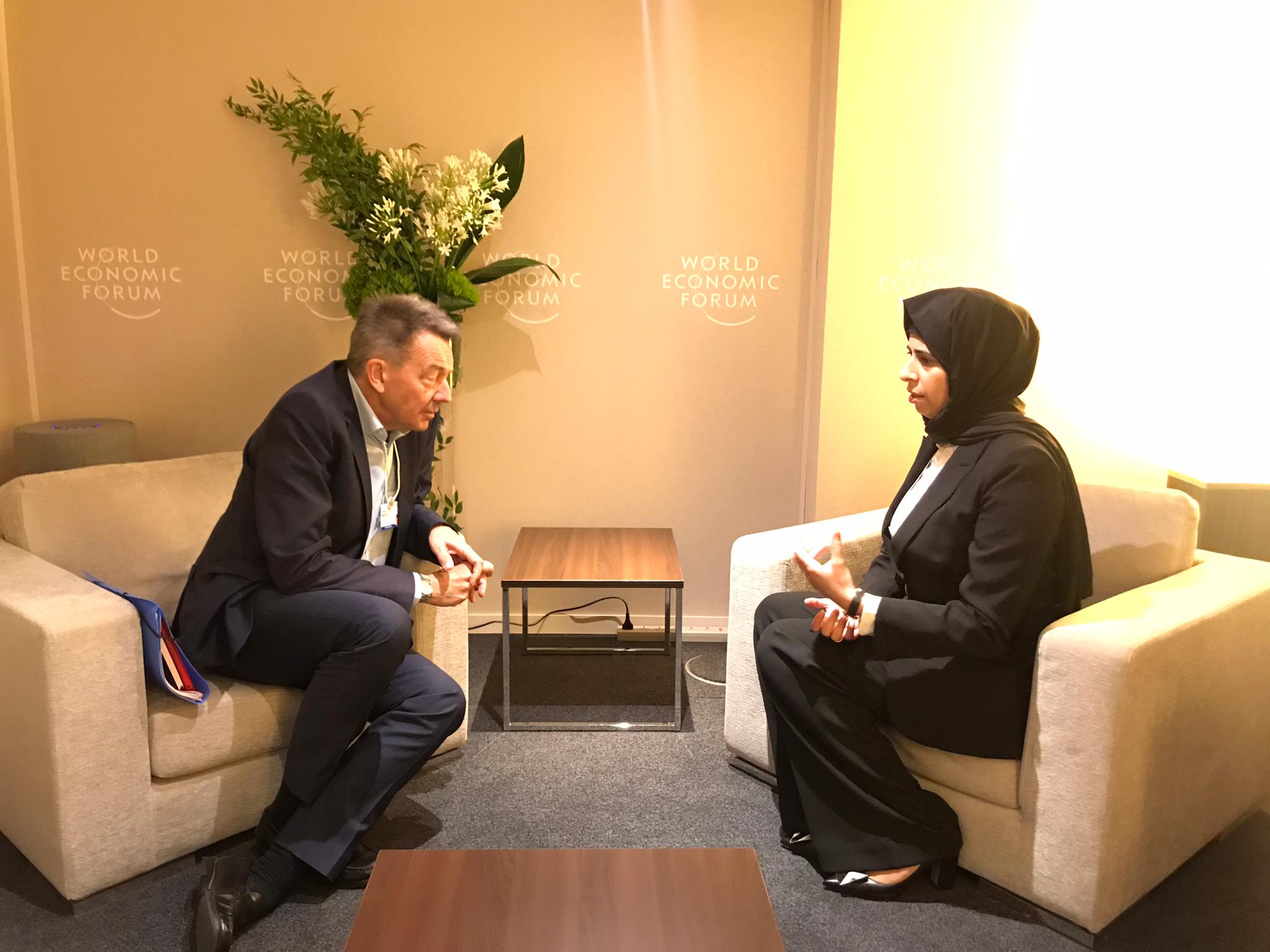 مساعد وزير الخارجية القطري،  لولوة بنت راشد الخاطر  مع سعادة السيد بيتر ميورر رئيس اللجنة الدولية للصليب الأحمر (قنا)
