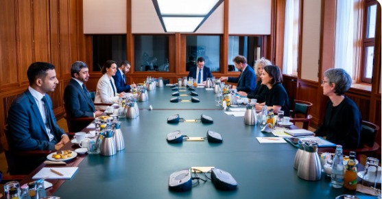 عبدالله بن زايد يلتقي وزيرة خارجية ألمانيا في برلين  ‏(وام)