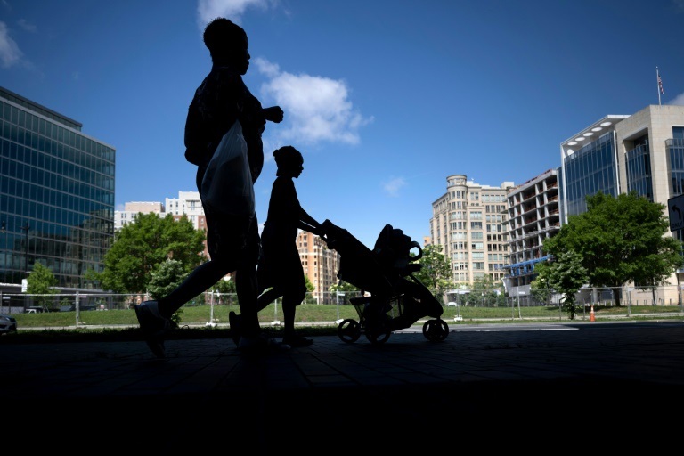 أمّ تجر عربة أطفال في واشنطن في أيار/مايو 2022 (ا ف ب)