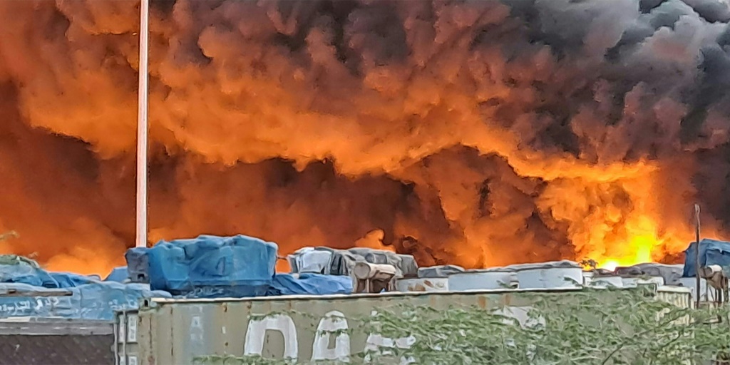 صورة ملتقطة في 25 أيار/مايو 2022 تظهر حريقا كبيرا في ميناء سواكن السوداني على البحر الأحمر (ا ف ب)
