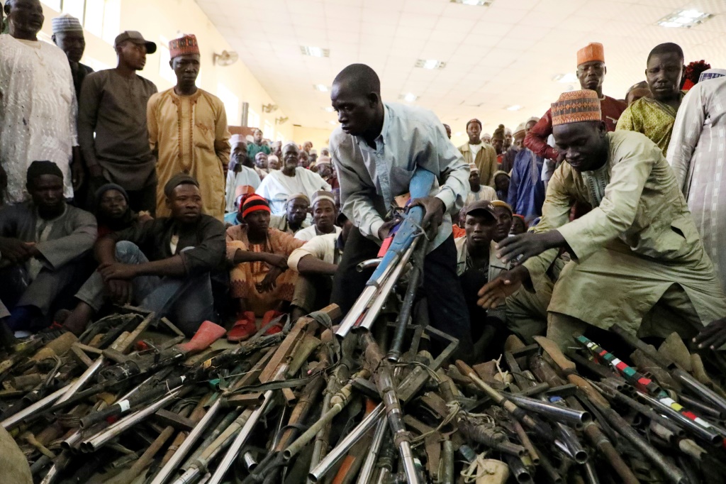 ميليشيا محلية تسلم اسلحتها في 3 كانون الاول/ديسمبر 201 في شمال نيجيريا(ا ف ب)