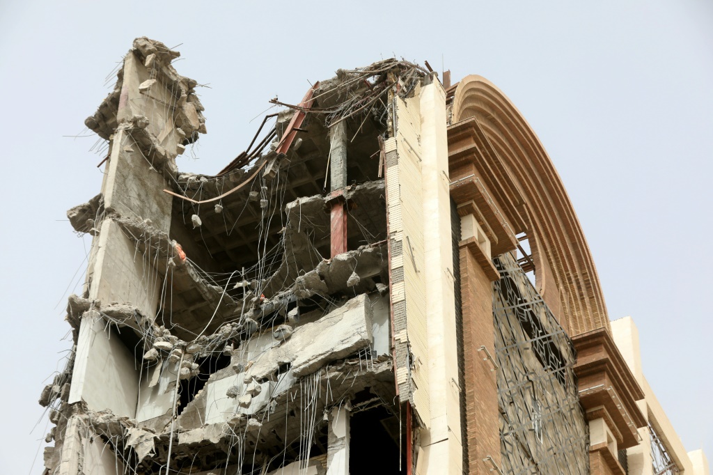 صورة تظهر قسمًا من المبنى المكون من 10 طوابق والذي انهار في آبادان بإيران في 23 أيار/مايو 2022 (ا ف ب)