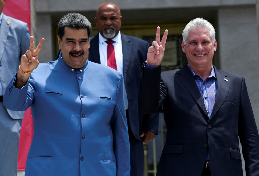 صورة مؤرخة في 27 أيار/مايو 2022 للرئيسين الفنزويلي نيكولاس مادورو (إلى اليسار) والكوبي ميغيل دياز كانيل في هافانا (ا ف ب) 